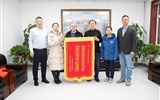 舟曲縣人民醫(yī)院向蘭大二院贈(zèng)送錦旗和感謝信