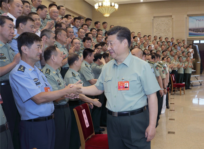 　　中央軍委黨的建設(shè)會(huì)議8月17日至19日在北京召開。中共中央總書記、國(guó)家主席、中央軍委主席習(xí)近平出席會(huì)議并發(fā)表重要講話。這是習(xí)近平親切接見會(huì)議代表。新華社記者 李剛 攝