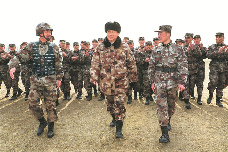 1月3日，中共中央總書記、國家主席、中央軍委主席習(xí)近平視察中部戰(zhàn)區(qū)陸軍某師。這是習(xí)近平同該師偵察英雄楊子榮生前所在連官兵親切交談。