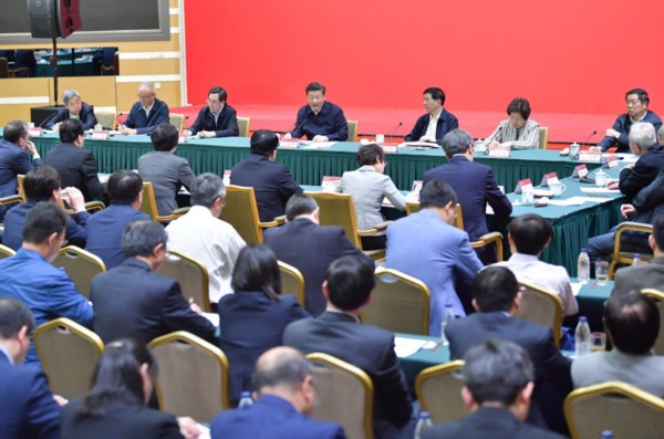 　　5月2日，中共中央總書記、國家主席、中央軍委主席習(xí)近平來到北京大學(xué)考察。這是習(xí)近平同北京大學(xué)師生座談并發(fā)表重要講話。新華社記者 李濤 攝