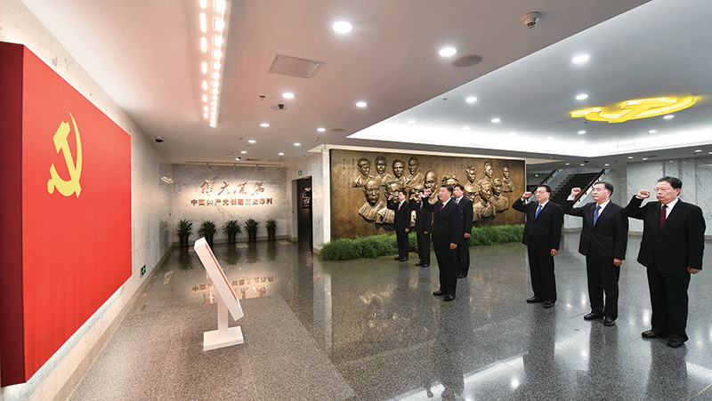 2017年10月31日,中共中央總書記、國家主席、中央軍委主席習近平帶領(lǐng)中共中央政治局常委李克強、栗戰(zhàn)書、汪洋、王滬寧、趙樂際、韓正,瞻仰上海中共一大會址和浙江嘉興南湖紅船。這是31日上午,在上海中共一大會址紀念館,習近平帶領(lǐng)其他中共中央政治局常委同志一起重溫入黨誓詞。