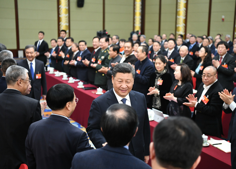 　　3月4日下午，中共中央總書記、國家主席、中央軍委主席習(xí)近平看望參加全國政協(xié)十三屆二次會(huì)議的文化藝術(shù)界、社會(huì)科學(xué)界委員，并參加聯(lián)組會(huì)，聽取意見和建議。中共中央政治局常委、全國政協(xié)主席汪洋參加看望和討論。