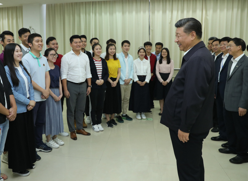 10月22日至25日，中共中央總書記、國家主席、中央軍委主席習(xí)近平在廣東考察。這是10月24日下午，習(xí)近平在廣州考察暨南大學(xué)時同部分港澳臺同胞和海外僑胞學(xué)生交流。