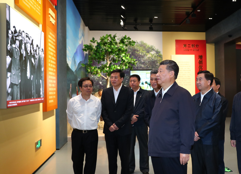 10月22日至25日，中共中央總書記、國家主席、中央軍委主席習(xí)近平在廣東考察。這是10月24日上午，習(xí)近平在深圳參觀“大潮起珠江——廣東改革開放40周年展覽”。