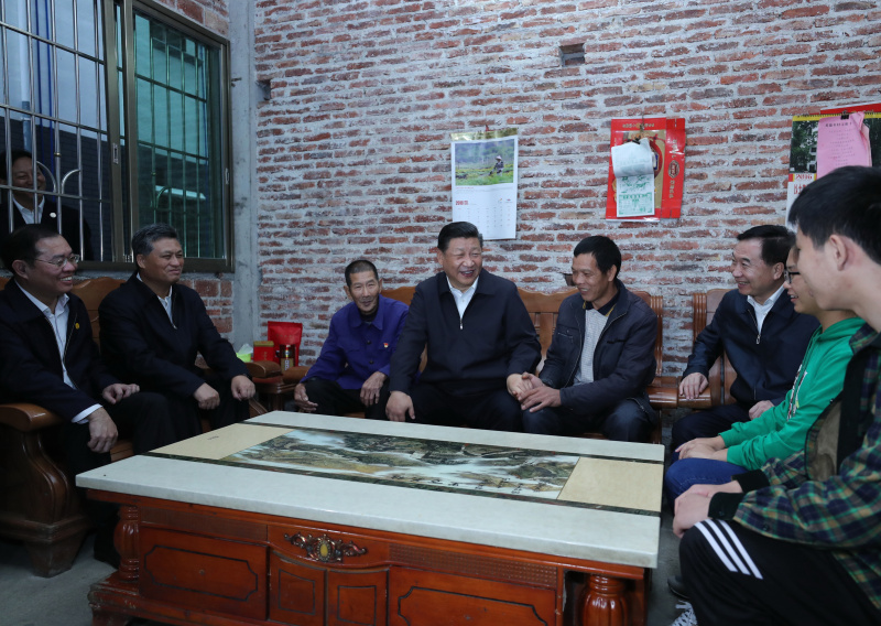 10月22日至25日，中共中央總書記、國家主席、中央軍委主席習(xí)近平在廣東考察。這是10月23日下午，習(xí)近平在英德市連江口鎮(zhèn)連樟村貧困戶陸奕和家，同他們親切地拉家常。