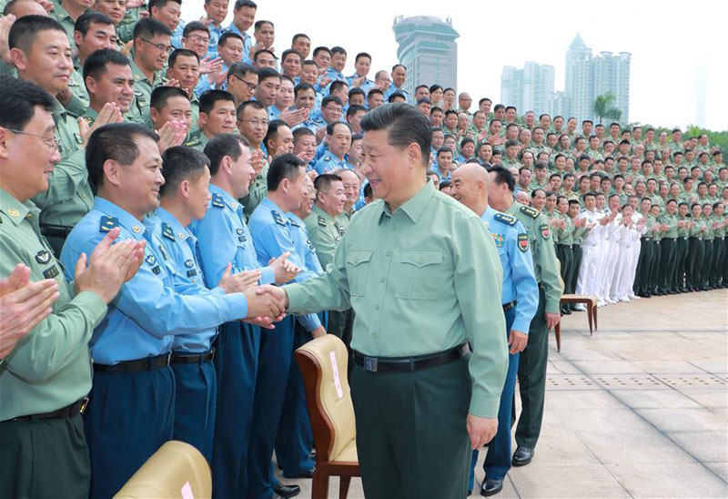 10月25日上午，中共中央總書記、國家主席、中央軍委主席習(xí)近平到南部戰(zhàn)區(qū)視察調(diào)研。這是習(xí)近平親切接見駐廣東部隊副師職以上領(lǐng)導(dǎo)干部。