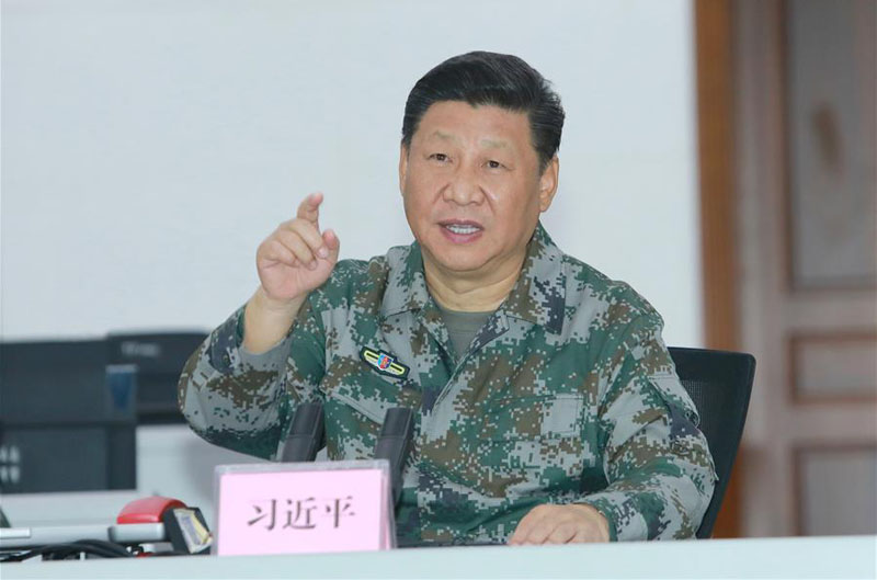 10月25日上午，中共中央總書記、國家主席、中央軍委主席習(xí)近平到南部戰(zhàn)區(qū)視察調(diào)研。這是習(xí)近平視察指揮大廳，實地了解戰(zhàn)區(qū)聯(lián)合作戰(zhàn)指揮體系構(gòu)建運行情況，勉勵戰(zhàn)區(qū)發(fā)揚改革創(chuàng)新精神，持續(xù)深化實踐探索，加快把指揮能力搞過硬。 