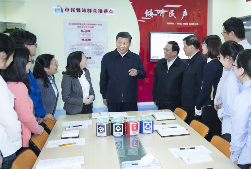 這是習(xí)近平在虹口區(qū)市民驛站嘉興路街道第一分站，同正在交流社區(qū)垃圾分類推廣做法的年輕黨員親切交談。