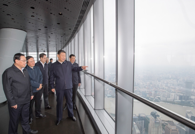 這是習(xí)近平在上海中心大廈119層觀光廳俯瞰上海城市風(fēng)貌。