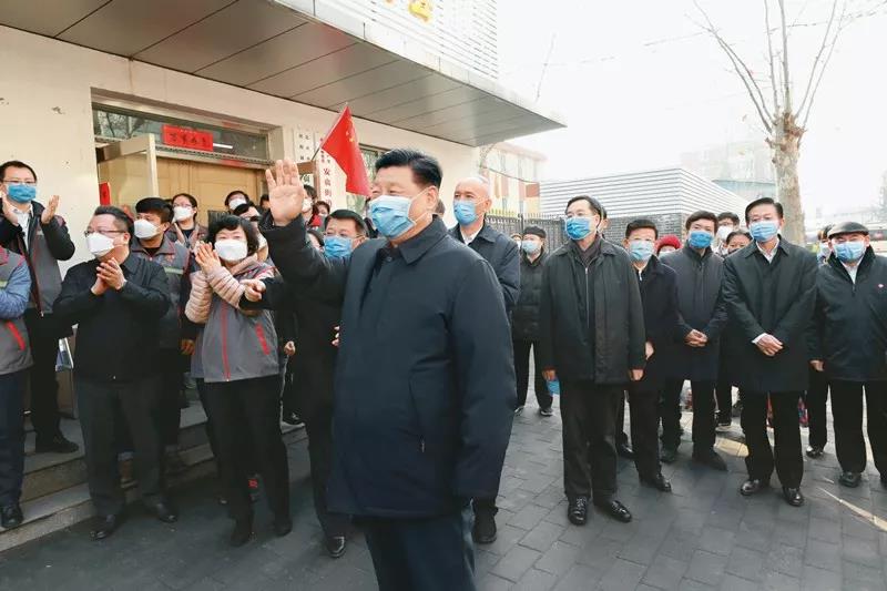 　　2020年2月10日，中共中央總書記、國家主席、中央軍委主席習(xí)近平在北京調(diào)研指導(dǎo)新冠肺炎疫情防控工作。這是習(xí)近平在朝陽區(qū)安貞街道安華里社區(qū)，了解基層一線疫情聯(lián)防聯(lián)控情況。新華社記者 龐興雷/攝