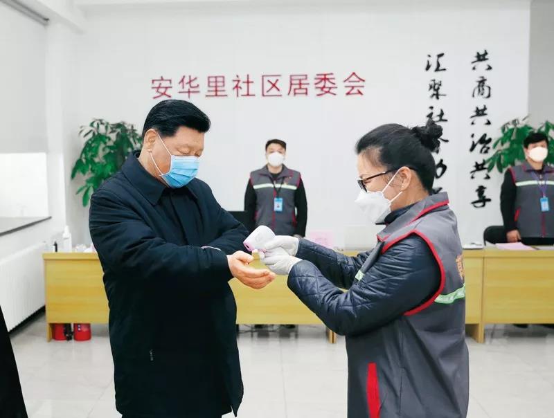 　　2020年2月10日，中共中央總書記、國家主席、中央軍委主席習(xí)近平在北京調(diào)研指導(dǎo)新冠肺炎疫情防控工作。這是習(xí)近平來到朝陽區(qū)安貞街道安華里社區(qū)，了解基層一線疫情聯(lián)防聯(lián)控情況。新華社記者 鞠鵬/攝