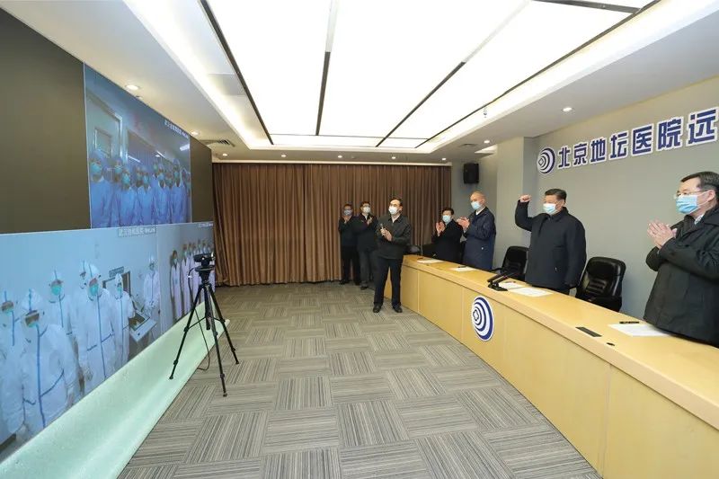　　2020年2月10日，中共中央總書記、國家主席、中央軍委主席習近平在北京調研指導新冠肺炎疫情防控工作。這是習近平在首都醫(yī)科大學附屬北京地壇醫(yī)院遠程診療中心，通過視頻連線武漢市收治新冠肺炎患者的金銀潭醫(yī)院、協和醫(yī)院、火神山醫(yī)院，了解情況、聽取意見和建議，慰問一線醫(yī)務工作者。 新華社記者 鞠鵬/攝