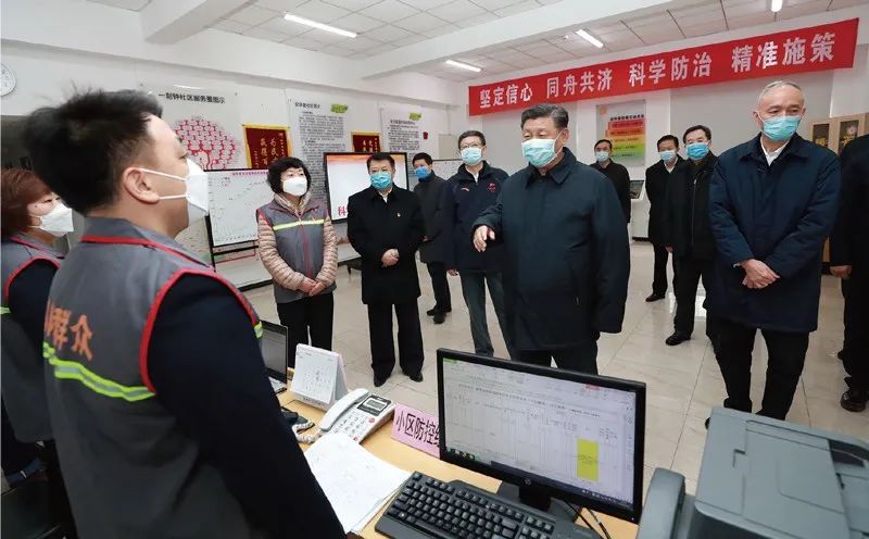 　　2020年2月10日，中共中央總書記、國家主席、中央軍委主席習近平在北京調研指導新冠肺炎疫情防控工作。這是習近平在朝陽區(qū)安貞街道安華里社區(qū)，了解基層一線疫情聯防聯控情況。 新華社記者 龐興雷/攝