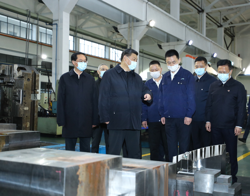 3月29日至4月1日，中共中央總書記、國家主席、中央軍委主席習近平在浙江考察。這是3月29日，習近平在寧波北侖大碶高端汽配模具園區(qū)考察中小型民營制造業(yè)企業(yè)寧波臻至機械模具有限公司，聽取企業(yè)生產(chǎn)經(jīng)營及復(fù)工復(fù)產(chǎn)情況介紹。