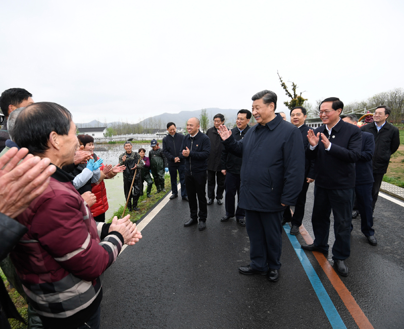 3月29日至4月1日，中共中央總書記、國家主席、中央軍委主席習近平在浙江考察。這是3月30日，習近平在湖州市安吉縣天荒坪鎮(zhèn)余村考察調(diào)研，同正在清理荷塘的村民親切交流，詢問春耕備耕情況。