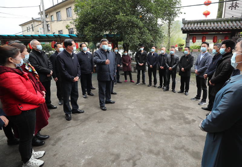 3月29日至4月1日，中共中央總書記、國家主席、中央軍委主席習近平在浙江考察。這是3月30日，習近平在湖州市安吉縣天荒坪鎮(zhèn)余村同老村支書和返鄉(xiāng)創(chuàng)業(yè)村民代表拉家常。