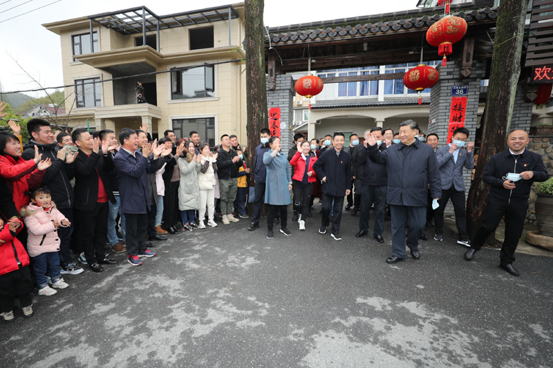 3月29日至4月1日，中共中央總書記、國家主席、中央軍委主席習近平在浙江考察。這是3月30日，習近平在湖州市安吉縣天荒坪鎮(zhèn)余村考察時，向村民們揮手致意。