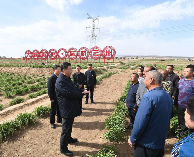 5月11日至12日，中共中央總書記、國家主席、中央軍委主席習(xí)近平在山西考察。這是5月11日下午，習(xí)近平在大同市云州區(qū)有機黃花標準化種植基地，同正在勞作的村民們親切交談。新華社記者 李學(xué)仁 攝