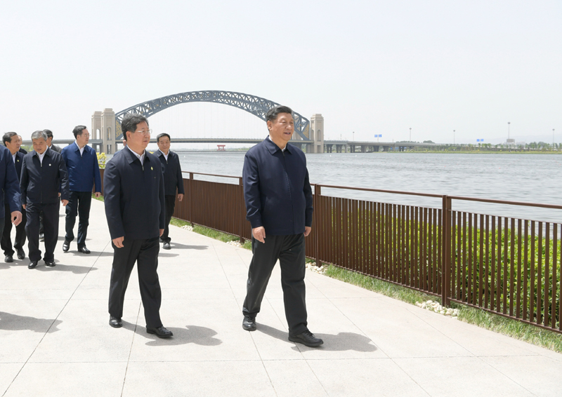 5月11日至12日，中共中央總書記、國家主席、中央軍委主席習(xí)近平在山西考察。這是5月12日中午，習(xí)近平在汾河太原城區(qū)晉陽橋段考察汾河水治理及沿岸生態(tài)保護、城市環(huán)境建設(shè)等情況。新華社記者 李學(xué)仁 攝
