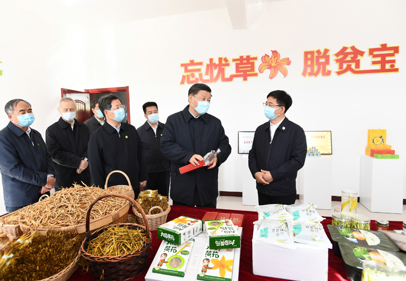 5月11日至12日，中共中央總書記、國家主席、中央軍委主席習(xí)近平在山西考察。這是5月11日下午，習(xí)近平在大同市云州區(qū)西坪鎮(zhèn)坊城新村技能培訓(xùn)服務(wù)站，察看黃花產(chǎn)業(yè)相關(guān)產(chǎn)品展示。新華社記者 謝環(huán)馳 攝