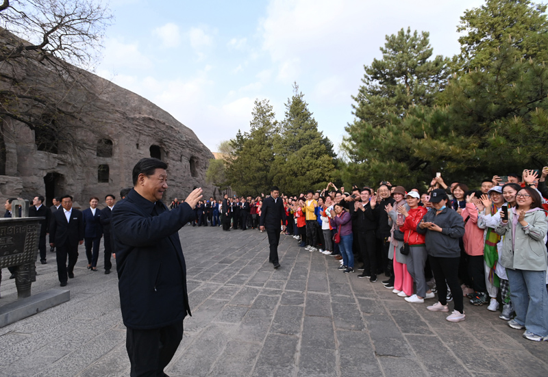5月11日至12日，中共中央總書記、國家主席、中央軍委主席習(xí)近平在山西考察。這是5月11日下午，習(xí)近平在大同市云岡石窟考察時，向游客們揮手致意。新華社記者 李學(xué)仁 攝