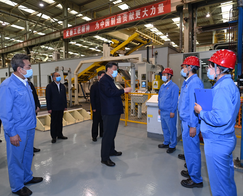 5月11日至12日，中共中央總書記、國家主席、中央軍委主席習(xí)近平在山西考察。這是5月12日上午，習(xí)近平在太鋼不銹鋼精密帶鋼有限公司生產(chǎn)車間，了解企業(yè)復(fù)工復(fù)產(chǎn)情況。新華社記者 李學(xué)仁 攝
