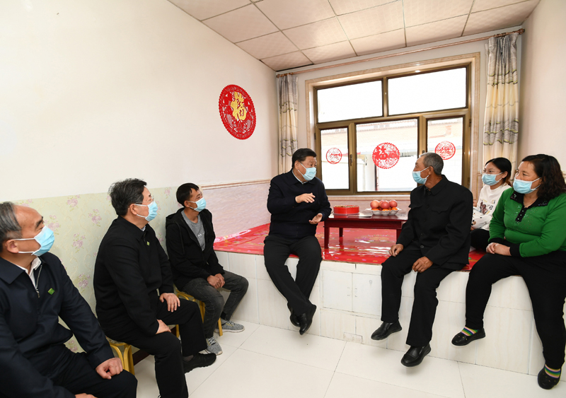 5月11日至12日，中共中央總書記、國家主席、中央軍委主席習(xí)近平在山西考察。這是5月11日下午，習(xí)近平在大同市云州區(qū)西坪鎮(zhèn)坊城新村，同搬遷戶白高山一家人坐在炕沿兒上拉家常。新華社記者 謝環(huán)馳 攝