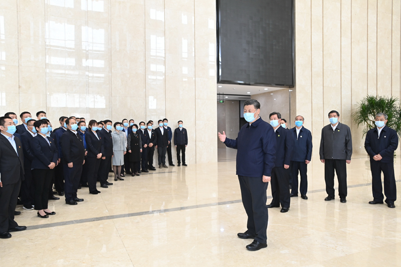 5月11日至12日，中共中央總書記、國家主席、中央軍委主席習(xí)近平在山西考察。這是5月12日上午，習(xí)近平在山西轉(zhuǎn)型綜合改革示范區(qū)政務(wù)服務(wù)中心考察時，同工作人員親切交流。新華社記者 李學(xué)仁 攝