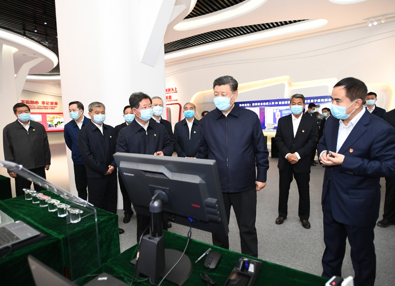 5月11日至12日，中共中央總書記、國家主席、中央軍委主席習(xí)近平在山西考察。這是5月12日上午，習(xí)近平在山西轉(zhuǎn)型綜合改革示范區(qū)政務(wù)服務(wù)中心，了解示范區(qū)改革創(chuàng)新發(fā)展情況。新華社記者 謝環(huán)馳 攝