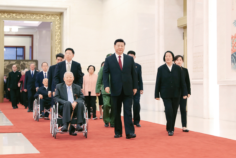 　　2019年9月29日，中華人民共和國(guó)國(guó)家勛章和國(guó)家榮譽(yù)稱號(hào)頒授儀式在北京人民大會(huì)堂金色大廳隆重舉行。中共中央總書記、國(guó)家主席、中央軍委主席習(xí)近平同國(guó)家勛章和國(guó)家榮譽(yù)稱號(hào)獲得者一同步入會(huì)場(chǎng)。 新華社記者 丁海濤/攝