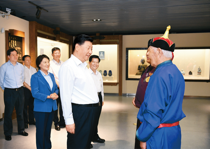 　　2019年7月15日至16日，中共中央總書記、國(guó)家主席、中央軍委主席習(xí)近平在內(nèi)蒙古考察并指導(dǎo)開(kāi)展“不忘初心、牢記使命”主題教育。這是15日上午，習(xí)近平在赤峰博物館同古典民族史詩(shī)《格薩（斯）爾》非物質(zhì)文化遺產(chǎn)傳承人親切交談。 新華社記者 謝環(huán)馳/攝