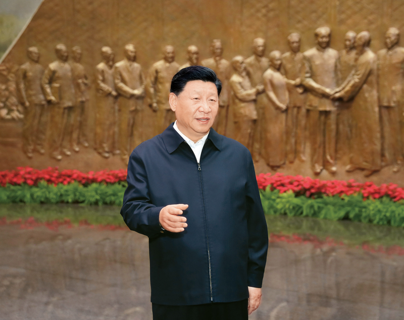 　　2019年9月12日，中共中央總書記、國(guó)家主席、中央軍委主席習(xí)近平視察中共中央北京香山革命紀(jì)念地。這是習(xí)近平在香山革命紀(jì)念館參觀《為新中國(guó)奠基》主題展覽，并發(fā)表重要講話。 新華社記者 黃敬文/攝