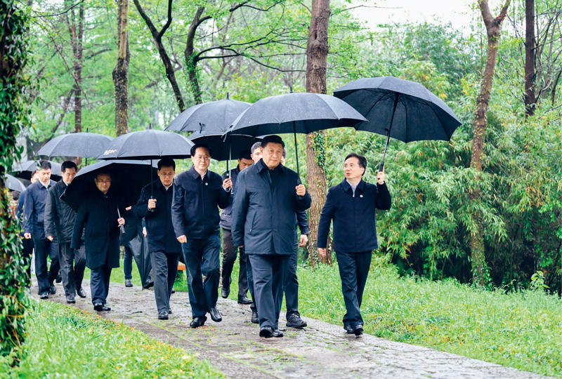 2020年3月29日至4月1日，中共中央總書記、國家主席、中央軍委主席習(xí)近平在浙江考察。這是3月31日，習(xí)近平在杭州西溪國家濕地公園察看濕地保護(hù)利用情況。 新華社記者 燕雁/攝