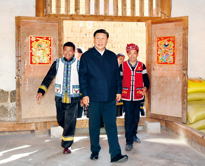 2020年1月19日至21日，中共中央總書記、國家主席、中央軍委主席習(xí)近平來到云南，看望慰問各族干部群眾，向全國人民致以新春祝福。這是19日下午，習(xí)近平在騰沖市清水鄉(xiāng)三家村中寨司莫拉佤族村村民李發(fā)順家察看，了解居住環(huán)境。 新華社記者 謝環(huán)馳/攝
