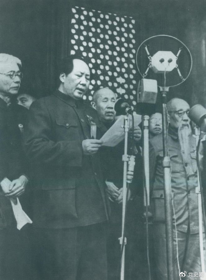 　　開國大典。1949年10月1日，毛澤東在天安門城樓上莊嚴宣告：中華人民共和國成立了！