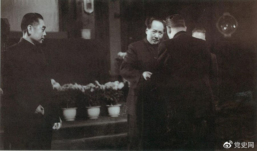 1949年10月2日，蘇聯(lián)政府首先承認(rèn)中華人民共和國。10月3日，中蘇正式建交。圖為蘇聯(lián)第一任駐中國大使向毛澤東主席呈遞國書。