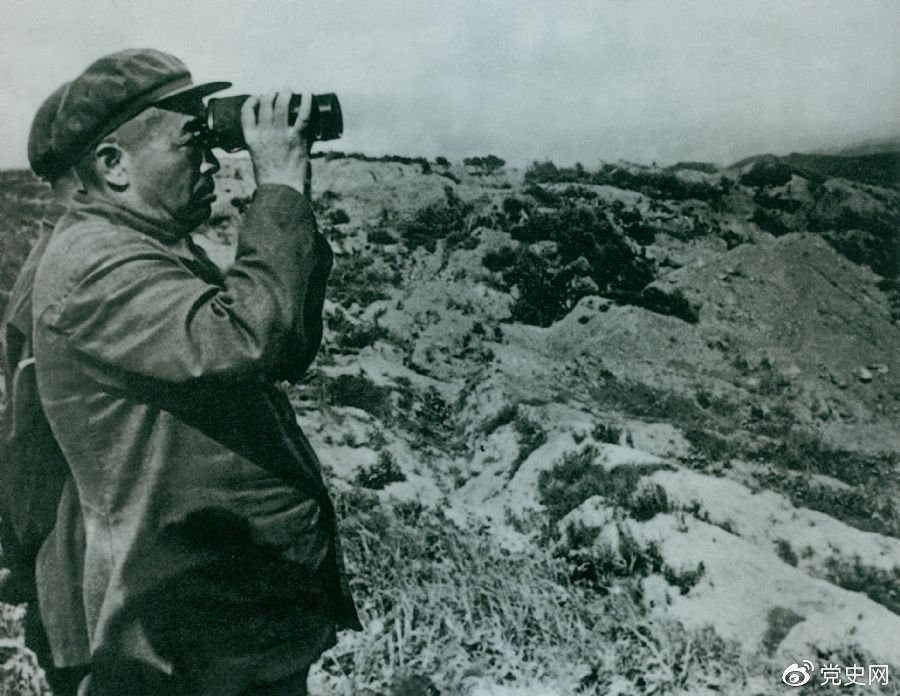1950年10月8日，毛澤東任命彭德懷為志愿軍司令員兼政治委員。圖為彭德懷在朝鮮前線。