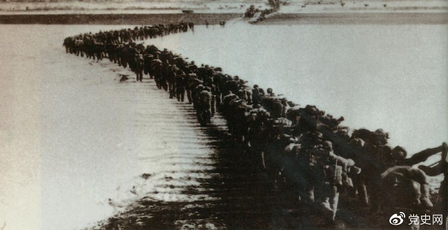 1950年10月19日，中國(guó)人民志愿軍首批部隊(duì)跨過(guò)鴨綠江，與朝鮮人民軍共同抗擊美國(guó)侵略者，開(kāi)始了偉大的抗美援朝戰(zhàn)爭(zhēng)。