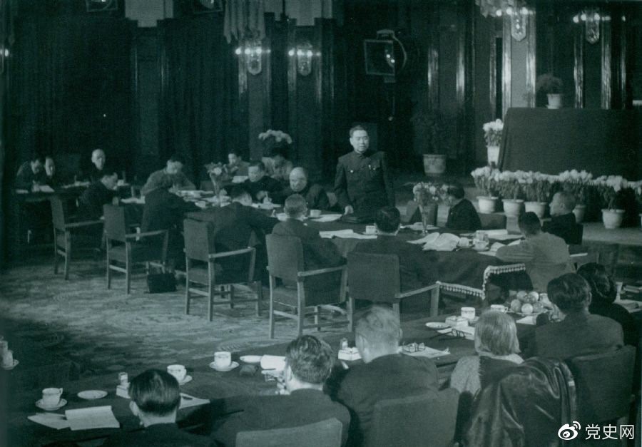 　　1949年10月21日，周恩來主持召開中央人民政府政務(wù)院第一次會議。正面左起：陳云、董必武、周恩來、郭沫若、黃炎培。