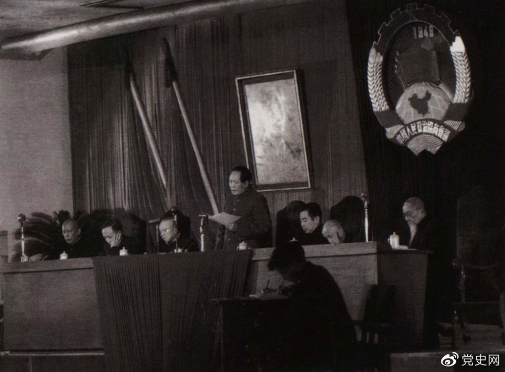 1951年10月23日，毛澤東在全國政協(xié)一屆三次會議上致開幕詞。