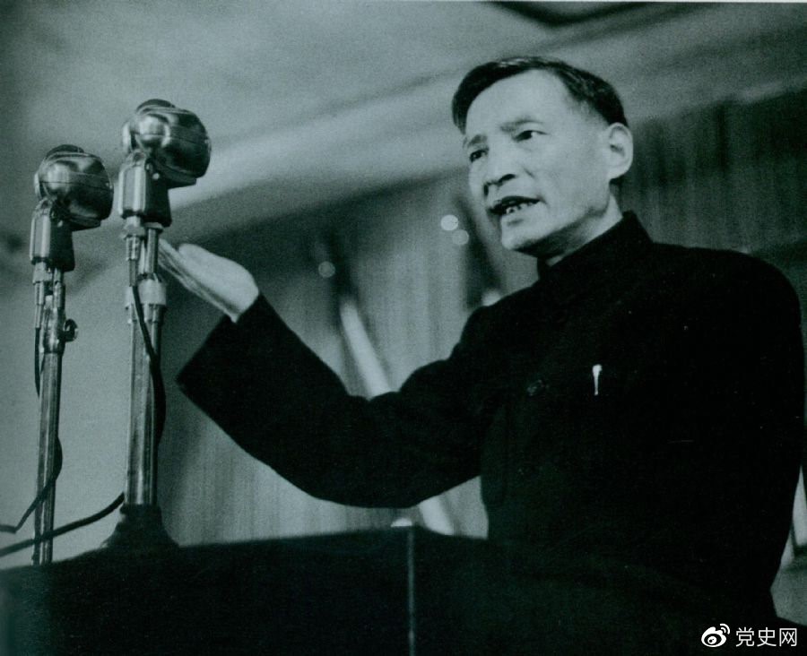 1951年10月，陳云在全國(guó)政協(xié)一屆三次會(huì)議上作財(cái)經(jīng)工作報(bào)告。