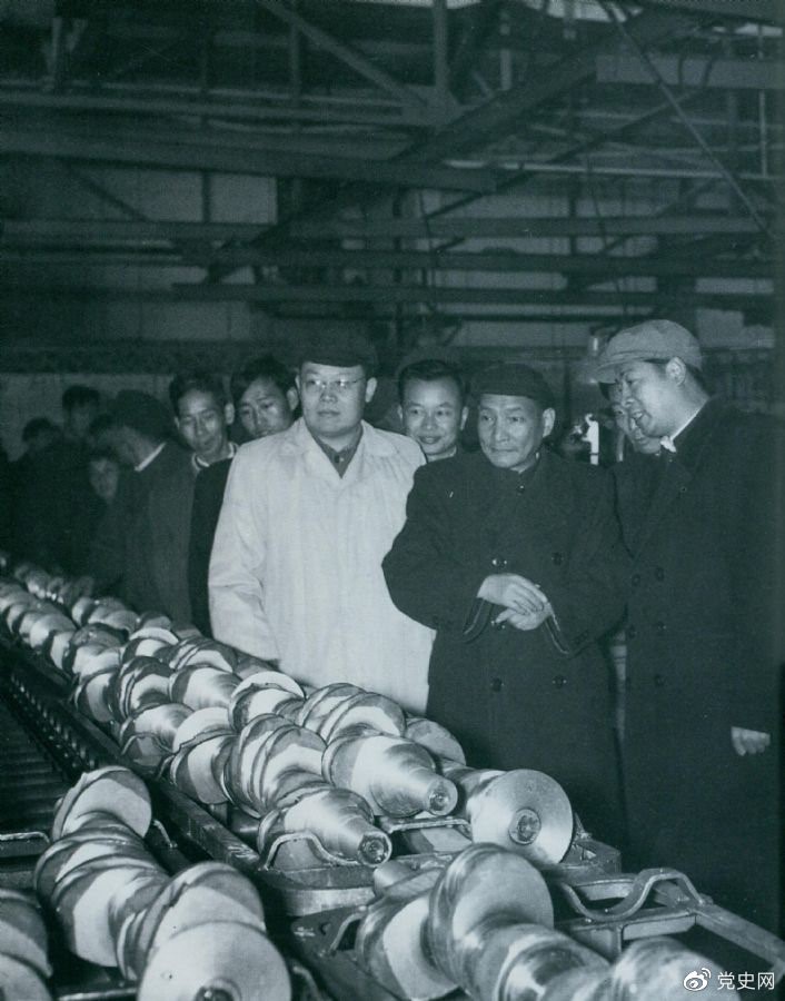 1957年10月，陳云視察長春第一汽車制造廠。