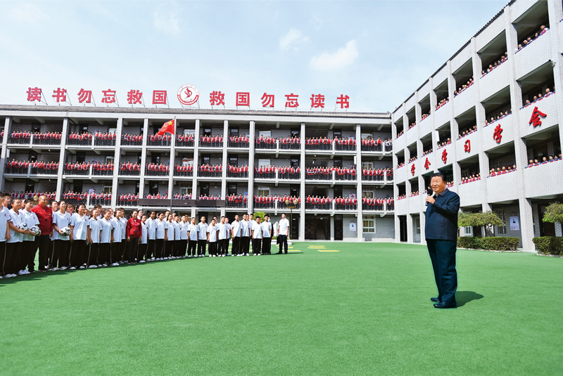  　　2021年9月13日至14日，中共中央總書記、國(guó)家主席、中央軍委主席習(xí)近平在陜西省榆林市考察。這是14日上午，習(xí)近平在綏德實(shí)驗(yàn)中學(xué)考察時(shí)，同師生親切交流。 新華社記者 謝環(huán)馳/攝