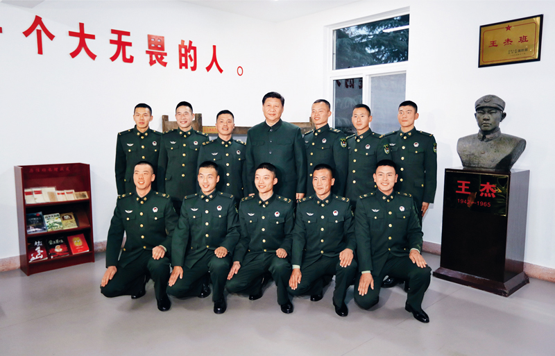  　　2017年12月13日，中共中央總書記、國(guó)家主席、中央軍委主席習(xí)近平到第71集團(tuán)軍視察。這是習(xí)近平同“王杰班”戰(zhàn)士合影。 新華社記者 李剛/攝
