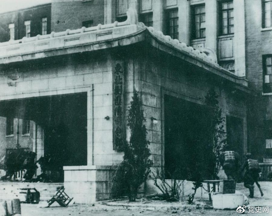 1948年11月2日，沈陽(yáng)解放。圖為人民解放軍攻占“東北剿匪總司令部”大樓。