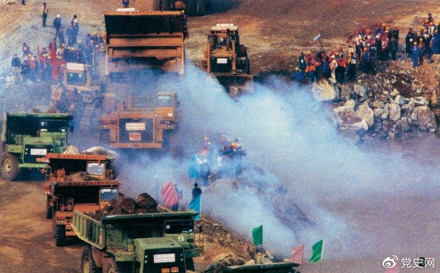 　　1997年11月8日，長江三峽水利樞紐工程成功實現(xiàn)大江截流。這是400多輛巨型裝載車緊張有序地向上游圍堰口拋投石料。