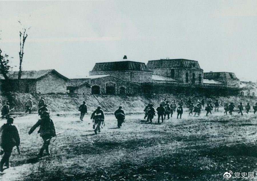　　1947年11月，晉察冀野戰(zhàn)軍攻克國民黨在華北的戰(zhàn)略據(jù)點(diǎn)石家莊，殲敵2萬余人，開創(chuàng)了人民解放軍奪取大城市的先例。從此，晉察冀和晉冀魯豫解放區(qū)聯(lián)成一片。