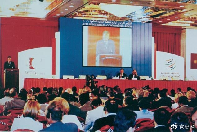 　　2001年11月10日，在卡塔爾首都多哈舉行的世界貿(mào)易組織第四屆部長(zhǎng)級(jí)會(huì)議以全體協(xié)商一致的方式，審議并通過(guò)中國(guó)加入世界貿(mào)易組織的決定。