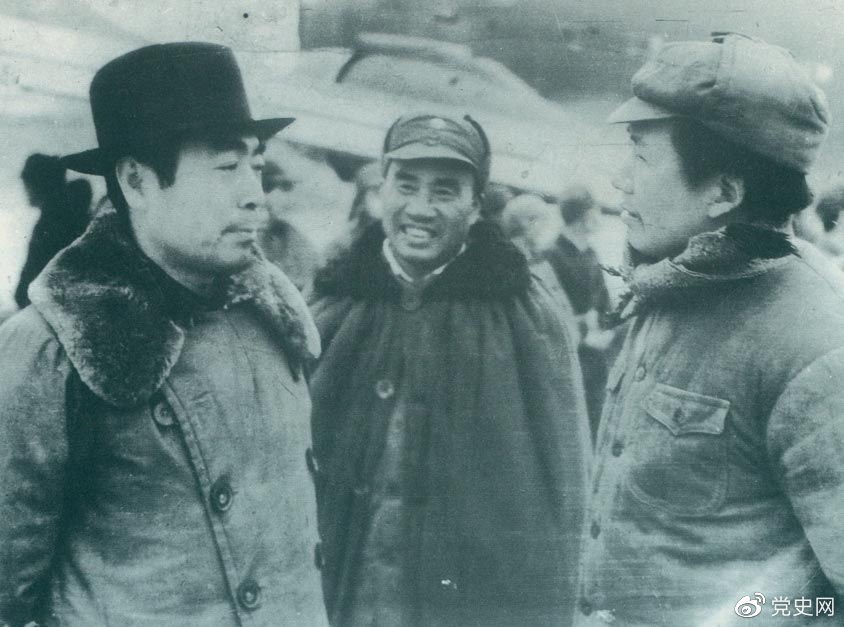 1945年11月11日，毛澤東、朱德赴延安機(jī)場(chǎng)迎接從重慶回來的周恩來。