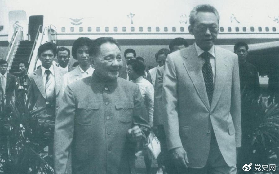 1978年11月12日，鄧小平應(yīng)邀訪問新加坡。李光耀總理到機場迎接。